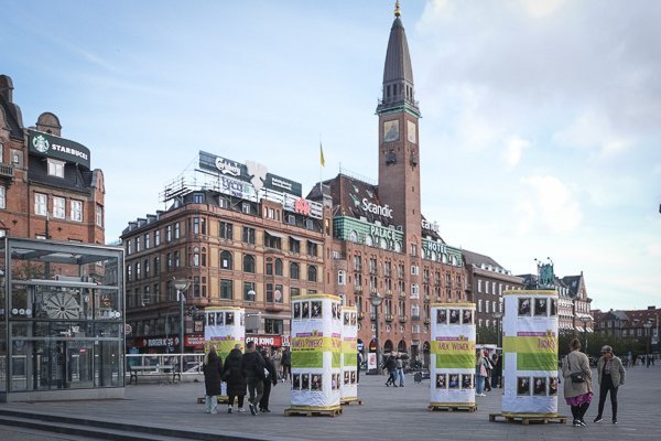 Porträtsäulen auf dem Rathausplatz in Kopenhagen unterhalb des Palace Hotel-Turms